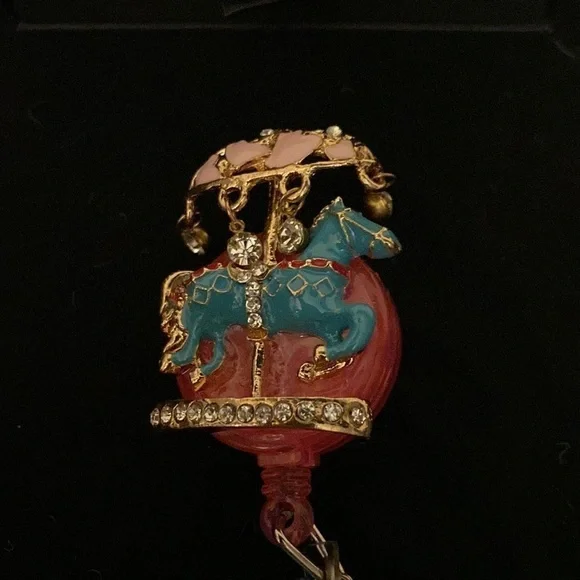 Hand crafted Carousel poney badge holder - Picture 4 of 7